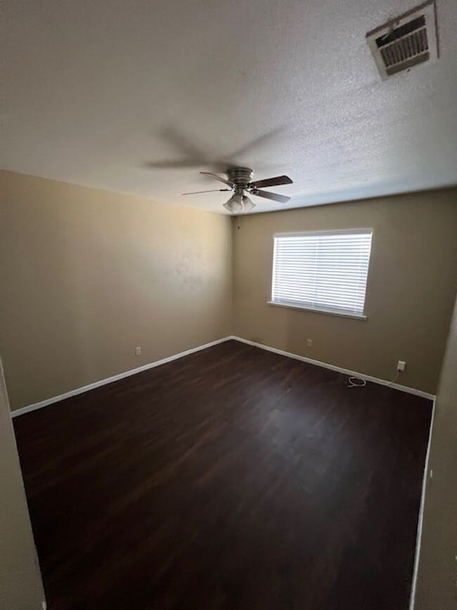 Building Photo - Beautiful spacious home