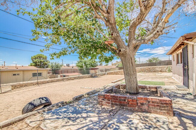 Building Photo - Beautiful 3 bed-1 bath house