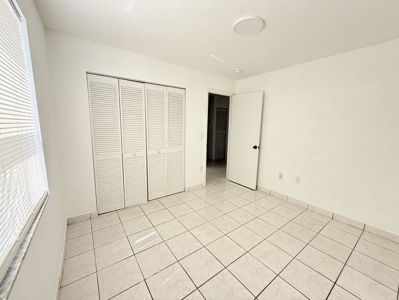 Building Photo - 2645 SW 28th Ct