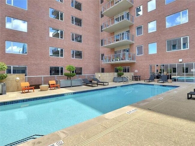 Building Photo - 901 W 9th St