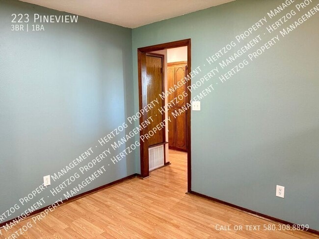 Building Photo - 223 Pineview-
