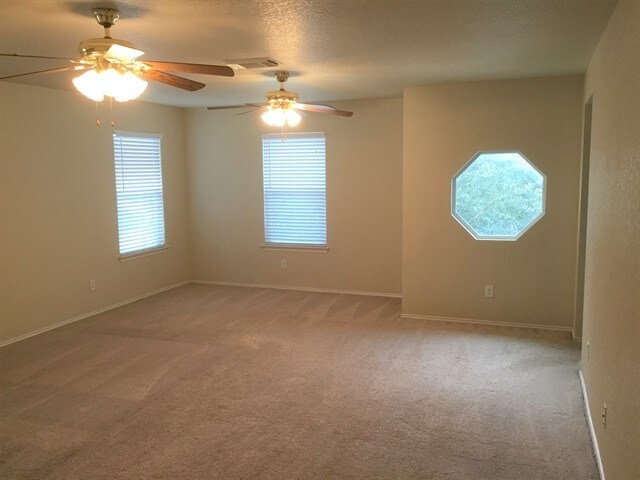 Building Photo - 10423 Manor Crk