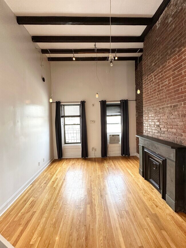 Building Photo - 167 Christopher Columbus Dr