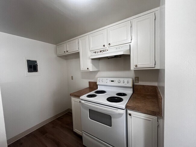 Building Photo - Updated 2 Bed / 1 Bath Townhouse with Pool Access – Port Hueneme