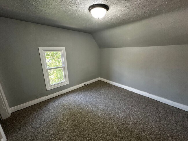 Building Photo - 723 W Shirland Ave
