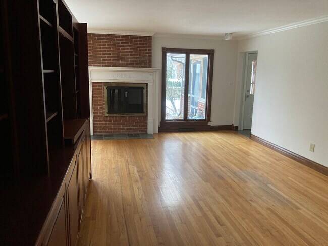 Building Photo - 2401 Bristol Rd