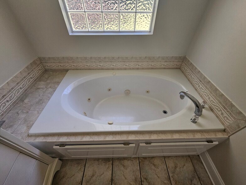 Building Photo - 137 Pine Arbor Dr