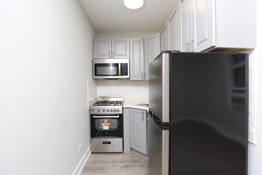 Building Photo - 510 W Belmont Ave