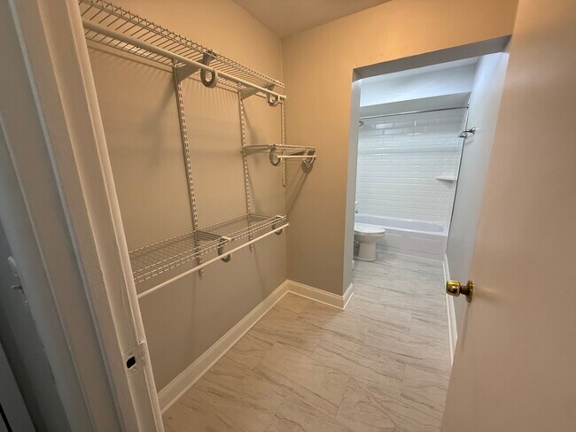 Building Photo - 744 W Gordon Terrace