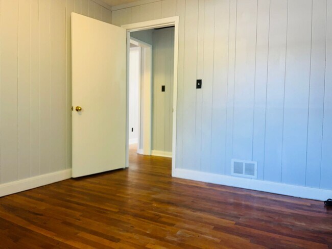 Building Photo - Beautiful 2 bedroom 1.5 bathroom apartment in Downtown Hogansville! Must see!