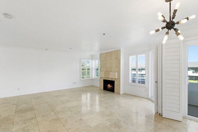 Building Photo - Ocean and Newport Harbor Views