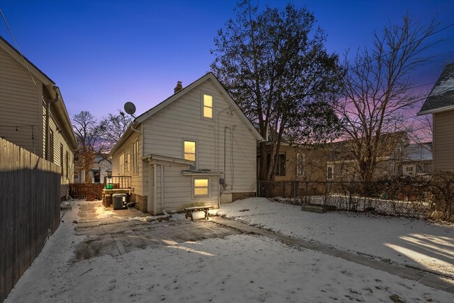 Building Photo - 340 E Clarence St