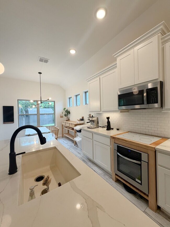 Building Photo - Gorgeous Home - MUST SEE!!