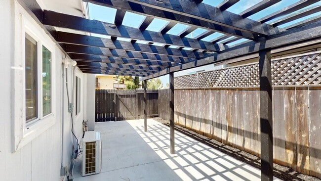 Building Photo - Charming 2 bed, 1.5 bath home with views of Downtown!