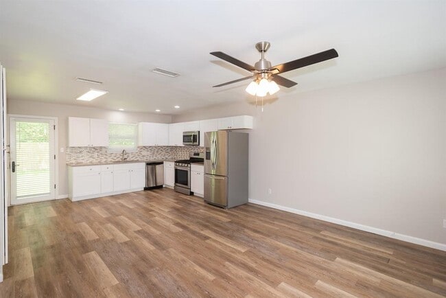 Building Photo - 6026 Bluebell Cir