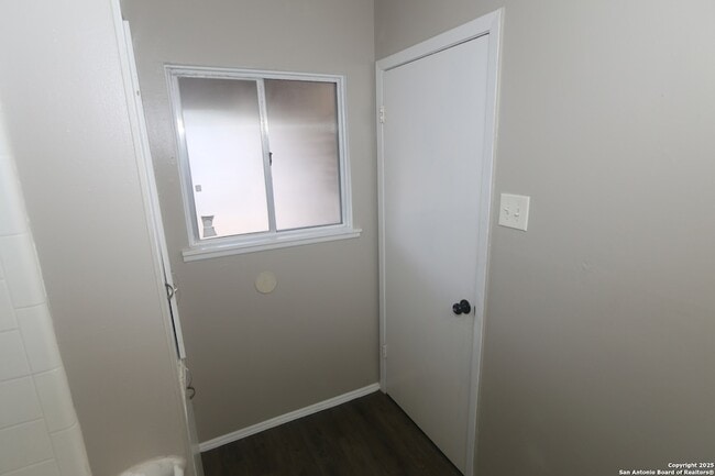 Building Photo - 6010 Shoreview Pl