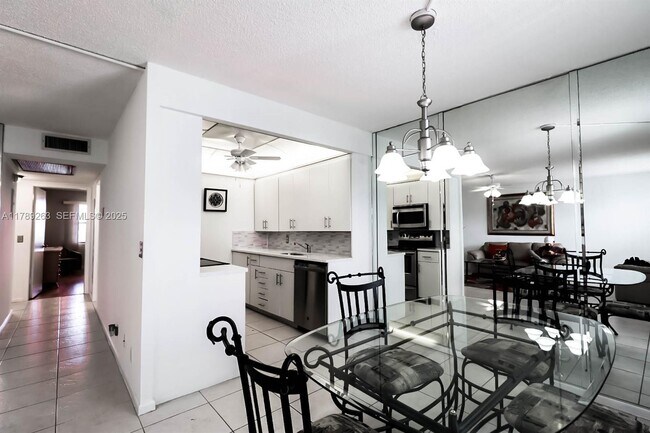 Building Photo - 3035 Exeter