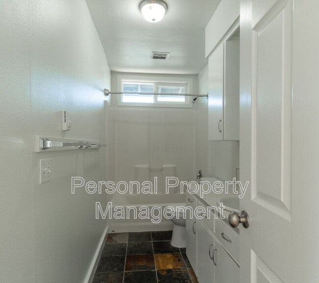 Building Photo - 2404 E 13th St