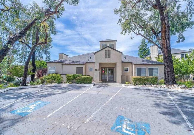 Primary Photo - 680 Dartmore Ln