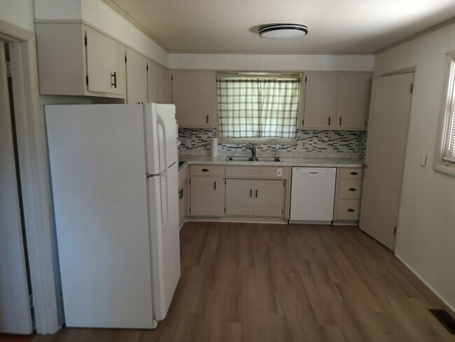 Building Photo - 3 Bedroom / 2 Bath Brick Ranch Home Kingsp...