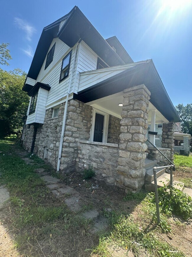 Building Photo - 3331 S Benton Ave