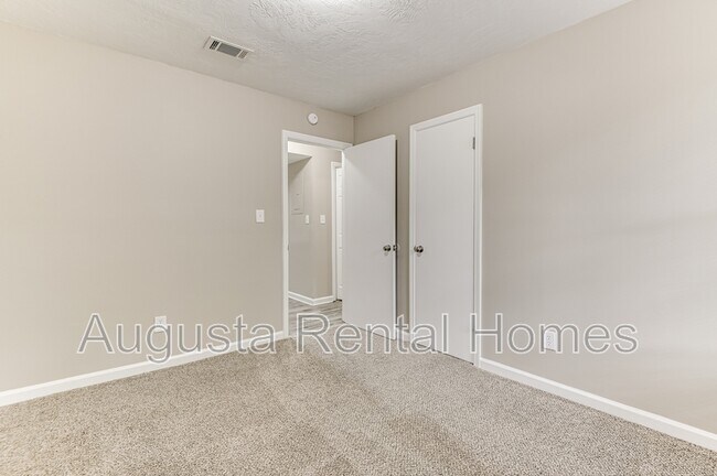 Building Photo - 152 Conifer Dr