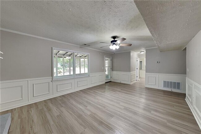Building Photo - 9880 Lake Forest Way