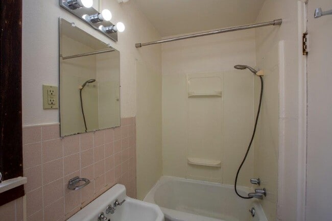 Building Photo - 207 Private Room for Rent!