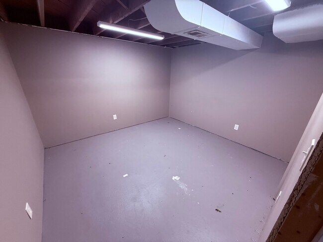 Building Photo - 1479 Hyde Park Ave
