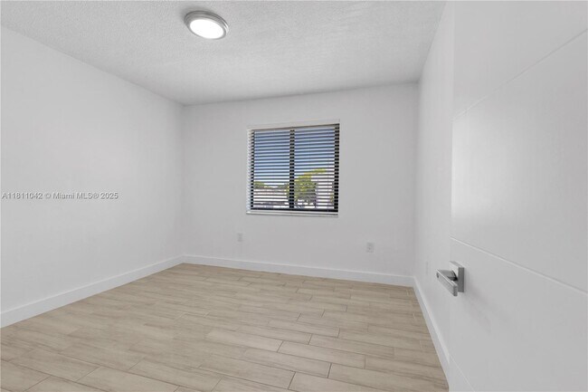 Building Photo - 810 Salzedo St