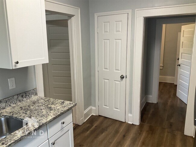 Building Photo - 401 Skyland Ave