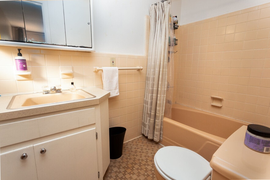 Building Photo - 1804 Westridge Dr