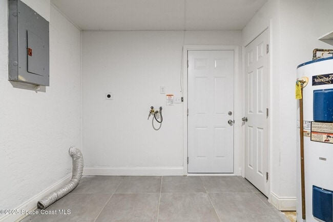 Building Photo - 828 Angela Ave