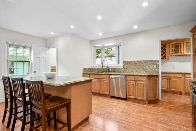 Building Photo - 506 Siwanoy Pl
