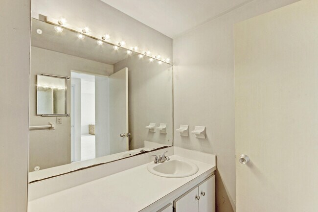 Building Photo - 2800 N Flagler Dr