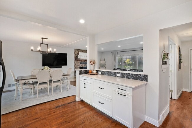 Building Photo - Beautiful home on large lot. Available 5/15