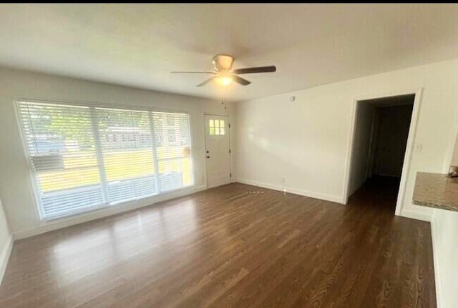 Building Photo - 2713 Silver Lake Dr