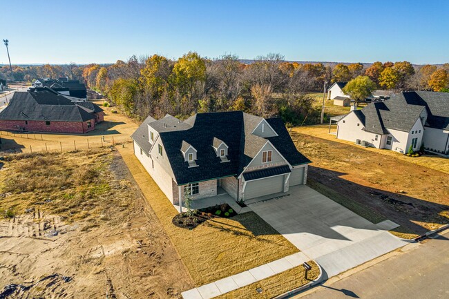 Building Photo - Stunning Open Concept in Torrey Lakes!