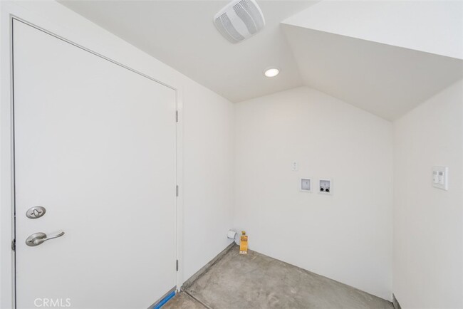 Building Photo - 9124 Huntington Dr