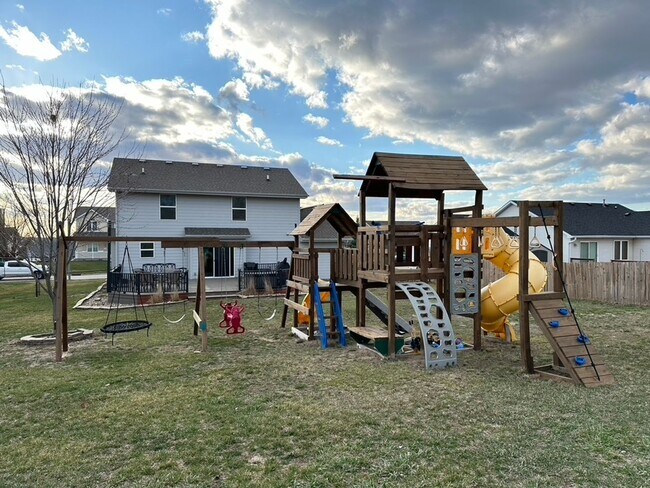Building Photo - HUGE YARD!! 4 Bedroom, 3.5 Bath in Granger