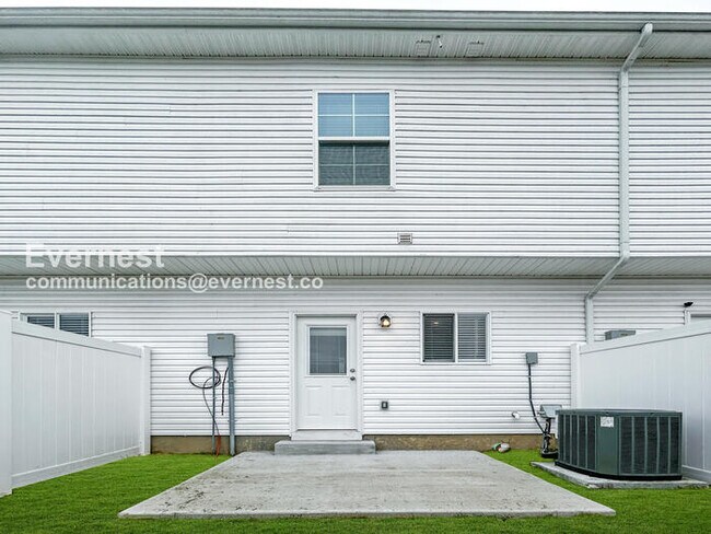 Building Photo - Limited Time Special Offer / 2 Bed/ 2.5 Bath Townhome with Off-Street Parking / Pet-Friendly / Co...