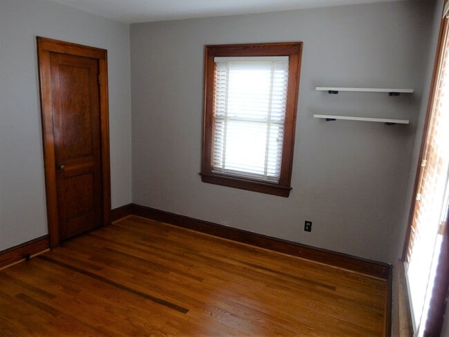 Building Photo - 3 BR home with fantastic location in the h...