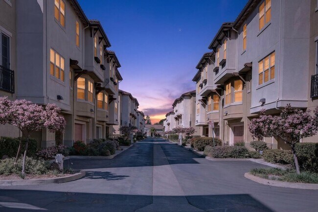 Building Photo - Beautiful Upgraded Townhome: 1,676 sqft, 2-Car Garage + Iron Horse Trail Access