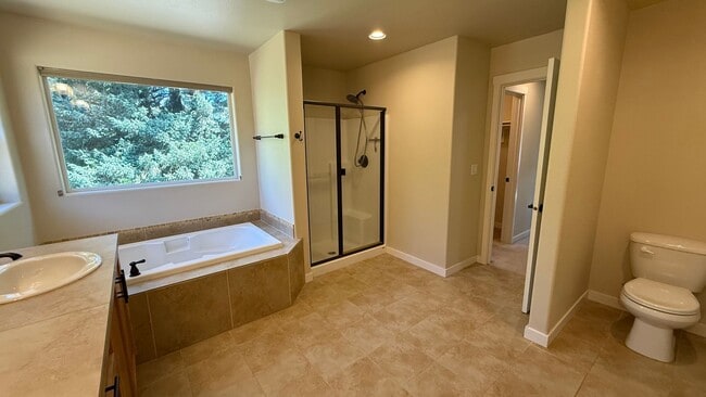 Building Photo - Beautiful 4-Bedroom Home for Lease in the ...