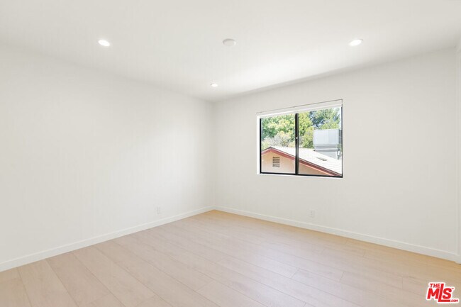 Building Photo - 4933 Collett Ave