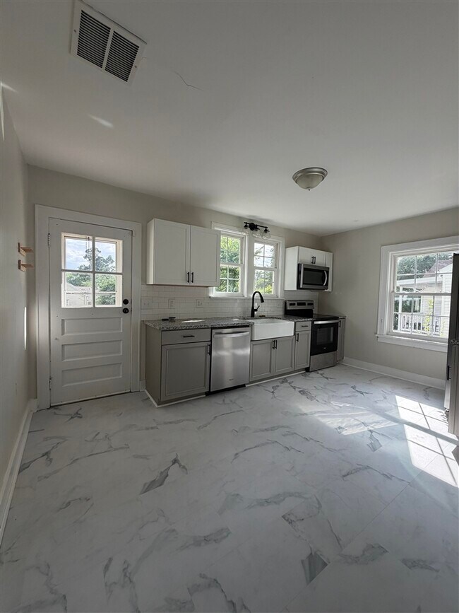 Building Photo - 509 University Dr