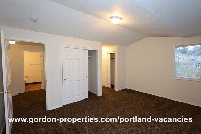 Building Photo - SE 73rd Ave - 3 bedroom townhouse in Mt Scott-Arleta neighborhood