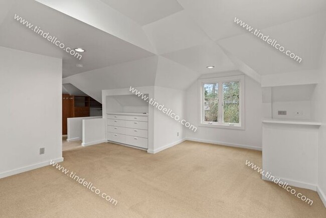 Building Photo - Spacious Pet Friendly Cape Cod in Multnomah Village with detached garage!