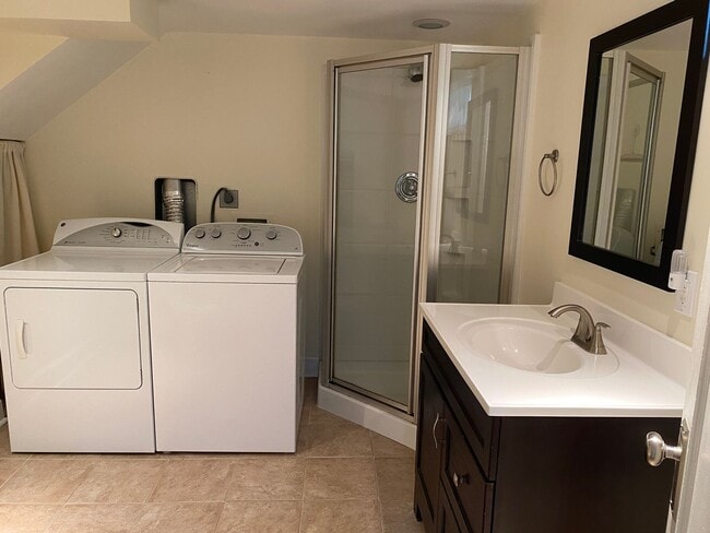 Building Photo - Arbor Lodge Bungalow!