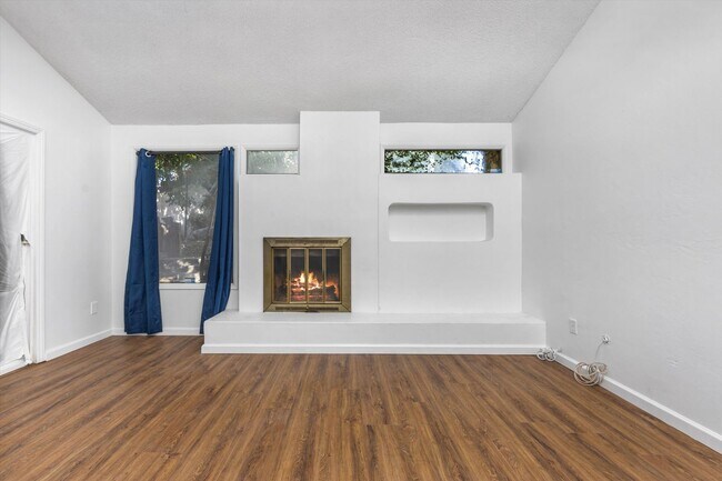 Building Photo - Spacious Condo Near Bakersfield College – Prime Location!